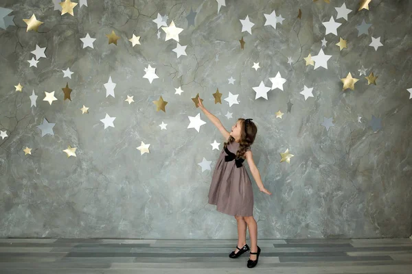 星の背景に幸せな少女の肖像画 — ストック写真