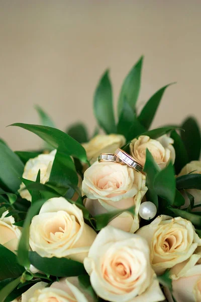 Anelli nuziali sul bouquet. sposa del mattino — Foto Stock