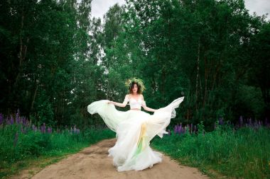 Gelin elbisesi içinde dönüyor