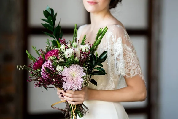 Nevěsta drží velkou svatební kytici na svatební obřad — Stock fotografie