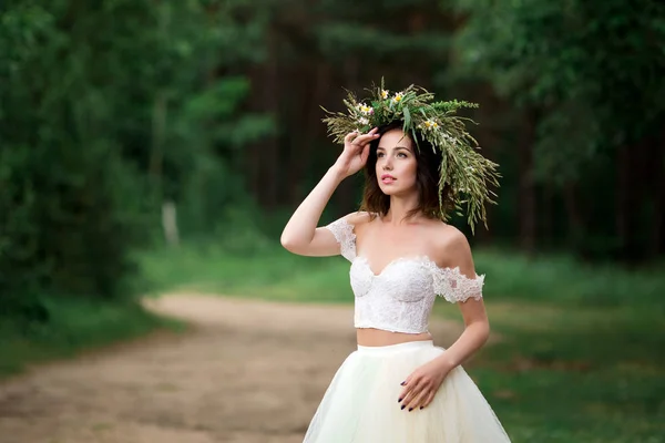 Gelin elbisesi içinde dönüyor — Stok fotoğraf