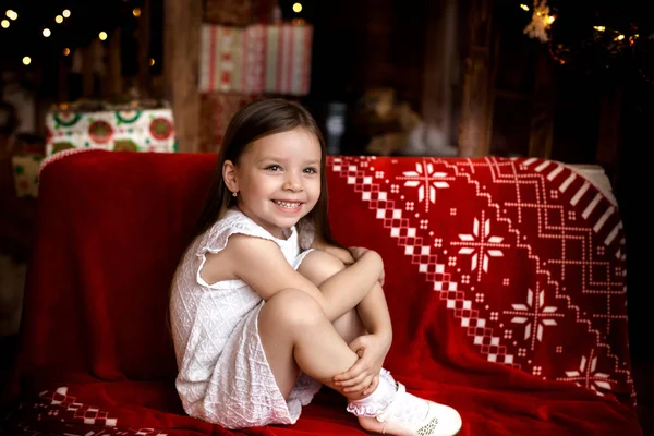 クリスマスイブにサンタ クロースを待っている幸せ小さな女の子 — ストック写真