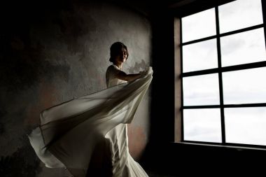 Büyük pencere kapalı evde karşı genç güzel beyaz gelin