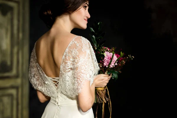 Wedding fashion bruid met boeket in handen — Stockfoto