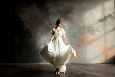 Güzel gelin portre. Güzel gelin düğün elbisesini fırtınası.