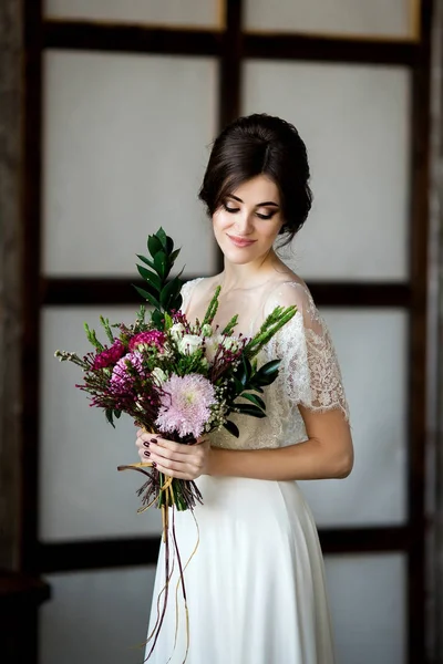 Novia de moda de boda con ramo en las manos — Foto de Stock