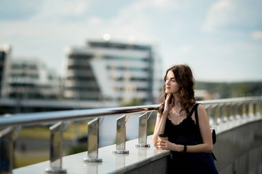 Kağıt kahve içme genç güzel şık hipster kadın