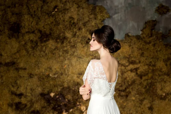 Retrato de novia de belleza en vestido blanco . — Foto de Stock