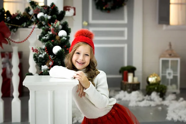 Bella bambina festeggia il Natale. Le vacanze di anno nuovo. Ragazza felice in costume natalizio con regalo — Foto Stock