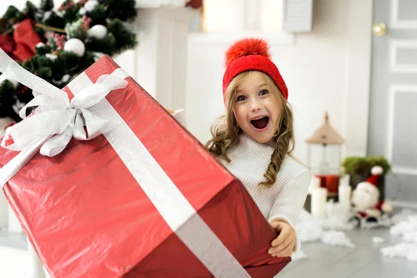 Mutlu kız büyük bir kutu bir hediye ile tutarak. Noel ve insanlar kavramı. — Stok fotoğraf