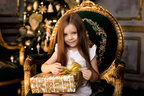Счастливая Милая Улыбчивая Девочка Рождественской Подарочной Коробкой Сидящая Ретро Кресле — стоковое фото
