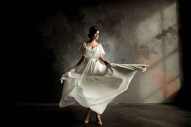 Güzel gelin portre. Güzel gelin düğün elbisesini fırtınası.