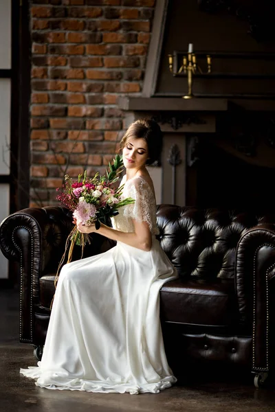 Casamento noiva moda com buquê nas mãos — Fotografia de Stock