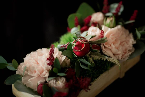 Belos Anéis Casamento Dourados Buquê Peônias Vermelhas Rosa — Fotografia de Stock