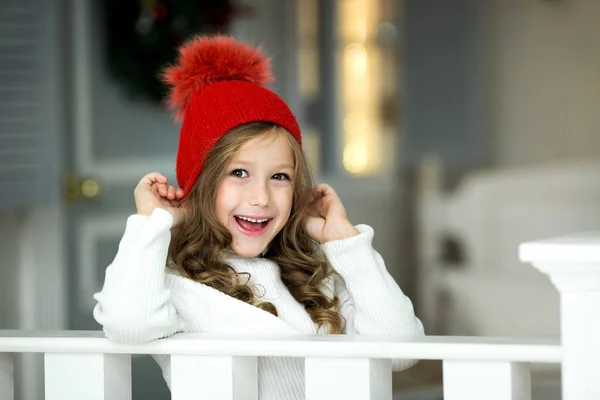 笑顔の女の子の肖像画。美しい少女は、クリスマスを祝う. — ストック写真