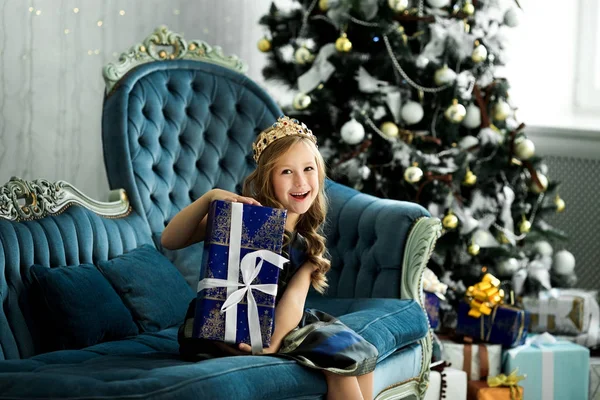 Glückliches kleines Mädchen, das viele Schachteln mit Geschenken in der Hand hält. Winterurlaub, Weihnachten und Menschen-Konzept. — Stockfoto