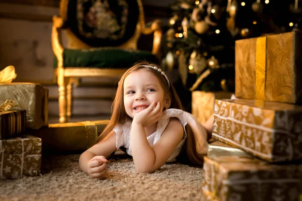 La nuit de Noël, une petite fille attend le Père Noël . — Photo