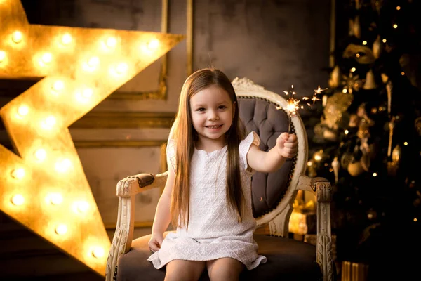 女の子の手がベンガルの光を保持しています。クリスマス コンセプト. — ストック写真
