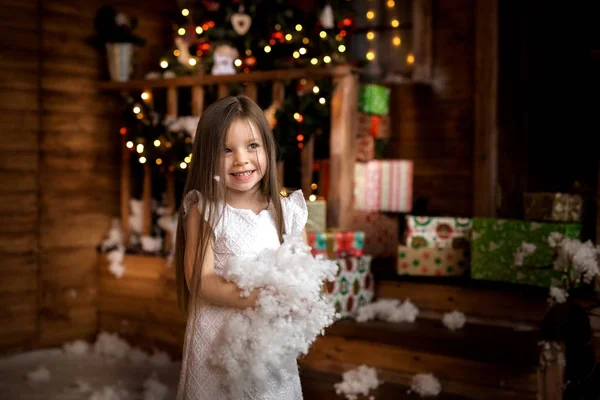 В рождественскую ночь маленькая девочка ждет Деда Мороза . — стоковое фото