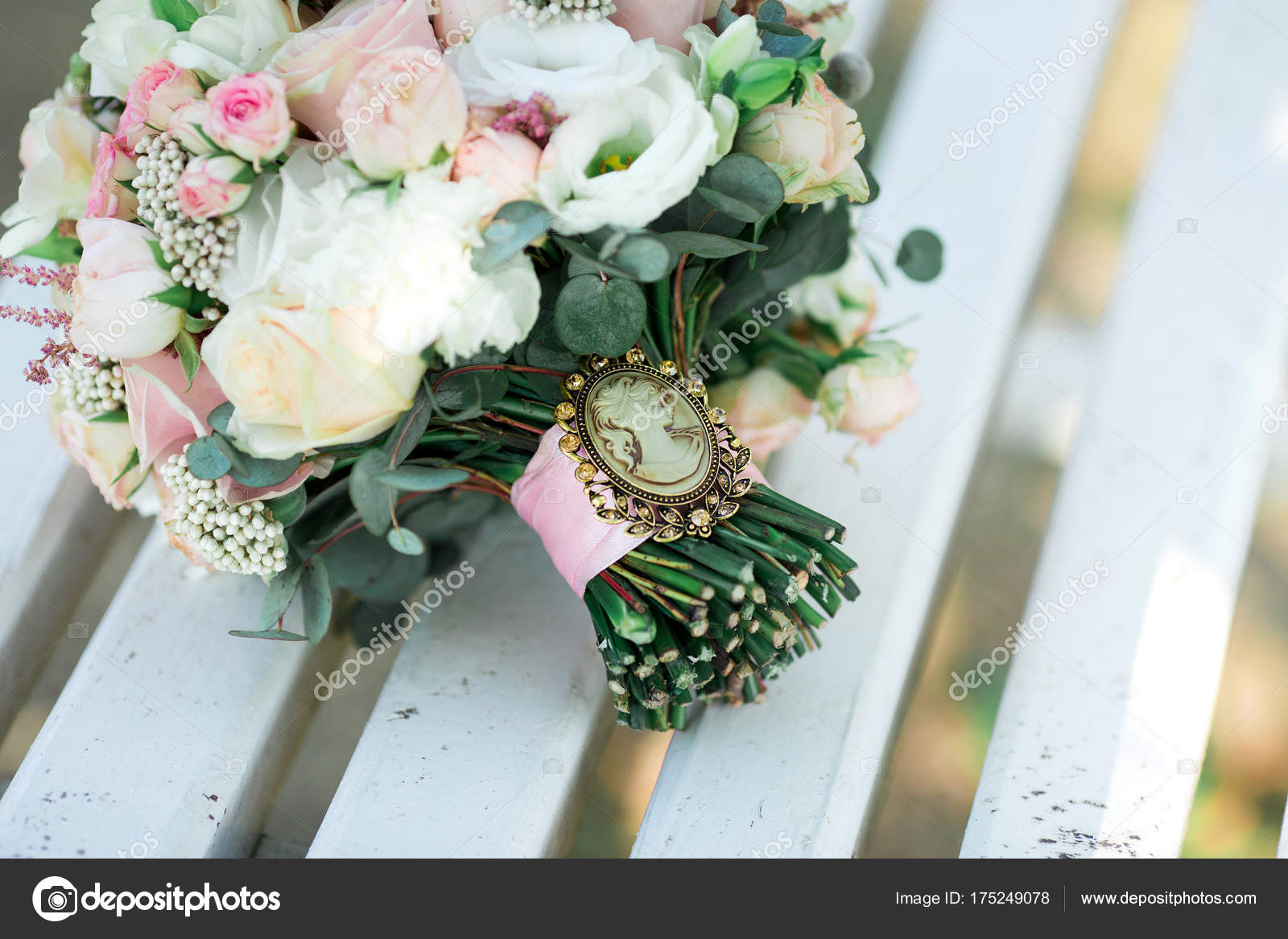 Buquê de casamento com flores coloridas. Detalhes do casamento fotos,  imagens de © Anasteisha #175249078