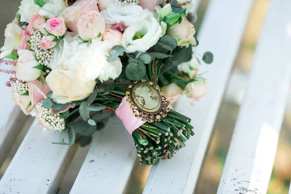 Bruiloft boeket met kleurrijke bloemen. Bruiloft details — Stockfoto