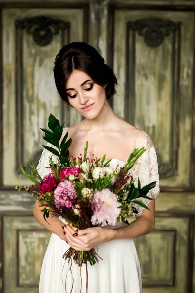 Novia de moda de boda con ramo en las manos —  Fotos de Stock