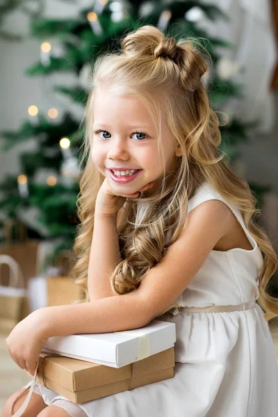 Joyeux mignon petite fille souriante avec boîte cadeau de Noël. Joyeux Noël et Joyeuses Fêtes . — Photo