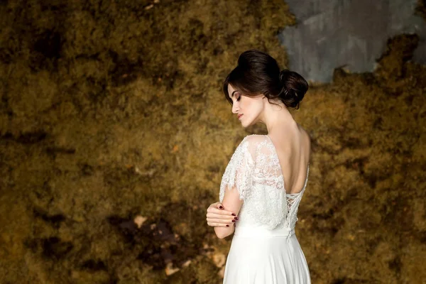 Wedding fashion bruid met boeket in handen — Stockfoto