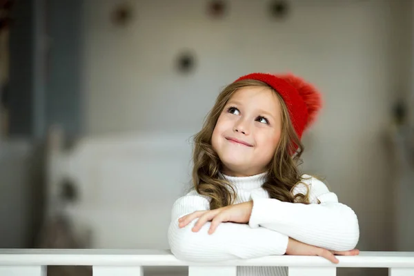 Маленькая милая девочка мечтает о подарках. Девушка загадывает желание. Счастливого Рождества и счастливых праздников! — стоковое фото