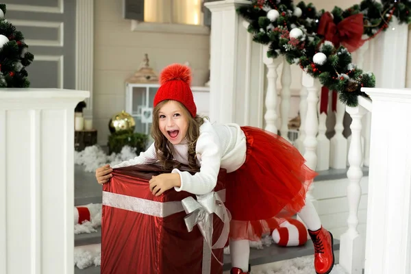 Chica feliz sosteniendo una caja grande con un regalo. concepto de navidad y gente . —  Fotos de Stock