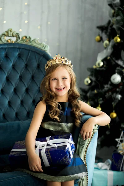 ギフトと大きな箱を持って幸せな女の子。クリスマスと人々 の概念. — ストック写真
