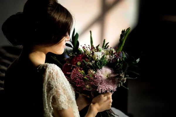 Novia de moda de boda con ramo en las manos — Foto de Stock