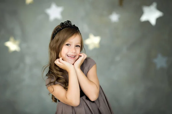 Portræt af en glad pige på baggrund af stjerner - Stock-foto