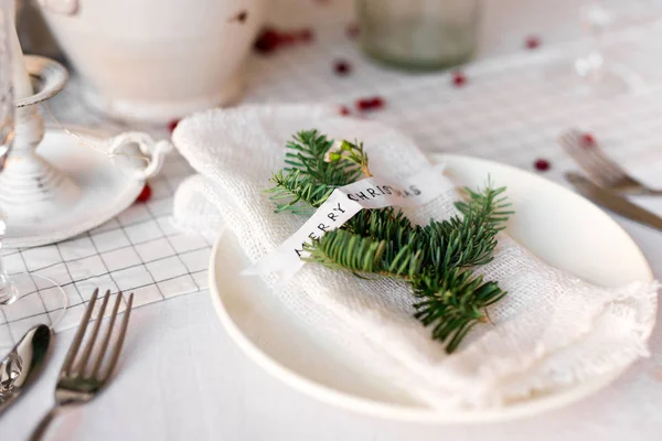 Mesa de Navidad: cuchillo y tenedor, servilleta y rama de árbol de Navidad en una mesa de madera. La decoración de Año Nuevo de la mesa de fiesta . — Foto de Stock