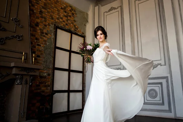 Bellissimo ritratto da sposa. Bella sposa vortici suo abito da sposa . — Foto Stock