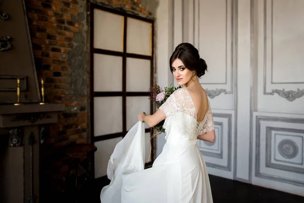 Svatební móda nevěsta s kyticí v ruce — Stock fotografie