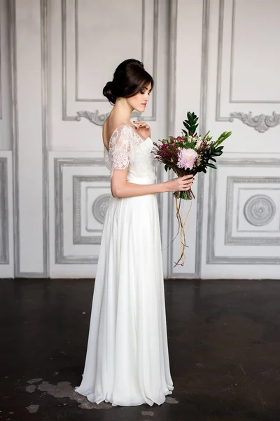 Svatební móda nevěsta s kyticí v ruce — Stock fotografie