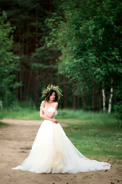 Nevěsta se točí v šatech — Stock fotografie