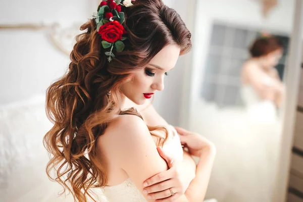 Ritratto Bella Sposa Abito Bianco Con Trucco Luminoso — Foto Stock