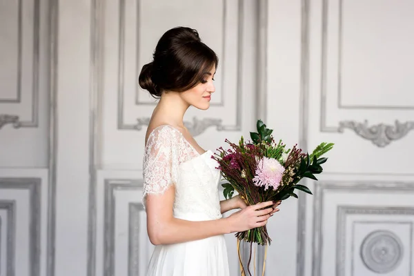 Noiva Elegante Com Buquê Flores Retrato Noiva Bonita Vestido Branco — Fotografia de Stock