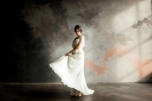 Hochzeitsporträt Der Schönen Braut Weißen Kleid Posiert Einem Raum Mit — Stockfoto