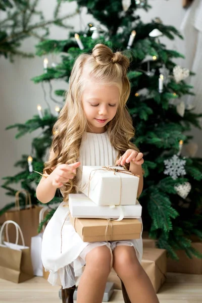 Счастливая милая улыбчивая девочка с подарочной коробкой. Счастливого Рождества и счастливых праздников! . — стоковое фото