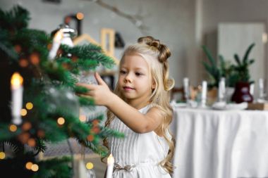 Noel masa: bıçak ve çatal, peçete ve ahşap bir masa üzerinde Noel ağacı dalı. Yılbaşı dekor Festival tablo.