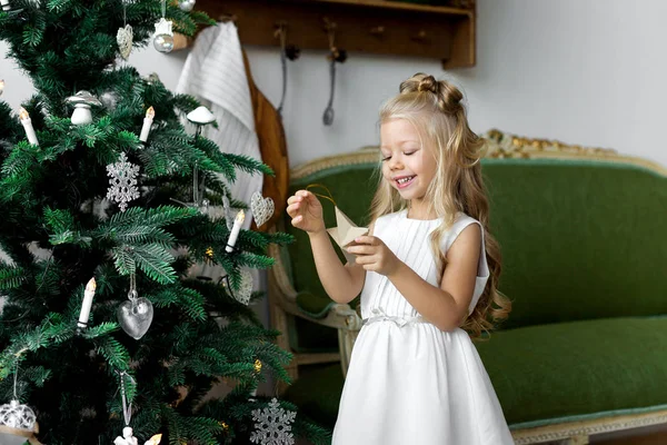 Mesa de Navidad: cuchillo y tenedor, servilleta y rama de árbol de Navidad en una mesa de madera. La decoración de Año Nuevo de la mesa de fiesta . — Foto de Stock