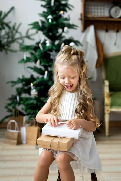 Щасливі милий маленький посміхається дівчина з Різдво Подарункова коробка. Зі святом та Різдвом. — стокове фото