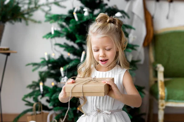 Feliz linda niña sonriente con caja de regalo de Navidad. Feliz Navidad y Felices Fiestas . — Foto de Stock