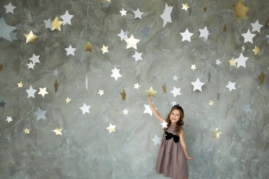 yıldız bir arka plan üzerinde mutlu bir kız portresi