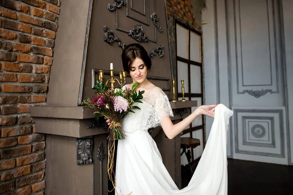 Elegante Bruid Met Bloemboeket Portret Van Mooie Bruid Witte Jurk — Stockfoto
