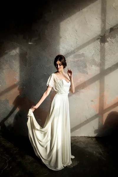 Svatební Portrét Krásné Nevěsty Bílých Šatech Pózuje Místnosti Ošlehané Betonové — Stock fotografie