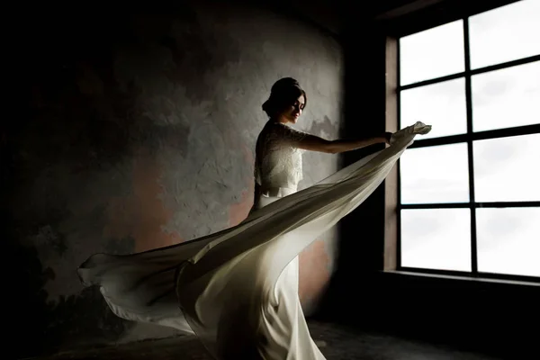 Karanlık Odada Poz Beyaz Elbiseli Güzel Gelin Düğün Portre — Stok fotoğraf